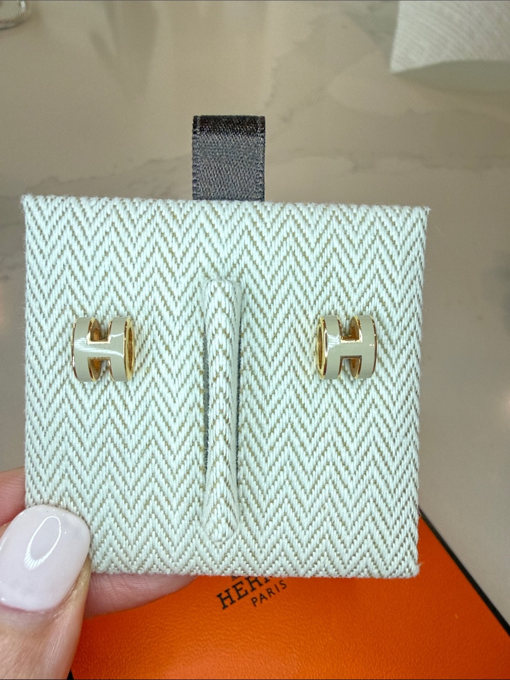 Hermes Mini Pop H Earrings, Marron Glacé and Yellow Gold - Picture 2 of 7